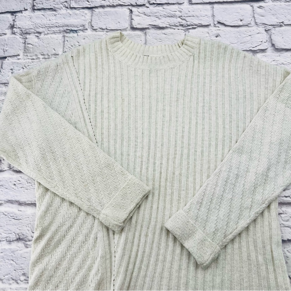 Simply Vera Vera Wang Light Cream Sweater Size Medium Ribbed Asymetrical Hem - Picture 3 of 9